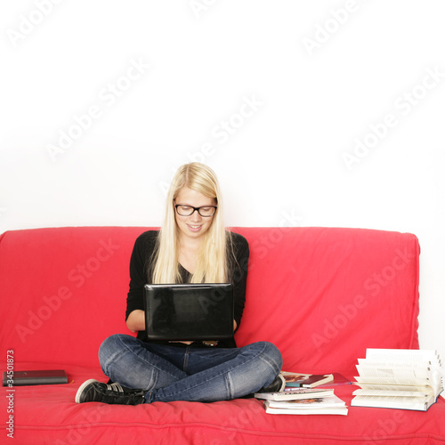 Foto: Schülerin lernt online Schülerin lernt online
