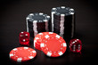 Foto: Haufen Pokerchips und zwei rote Würfel Haufen Pokerchips und zwei rote Würfel