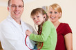 Foto: Pediatrician with family in his surgery Pediatrician with family in his surgery