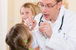 Foto: Pediatrician doctor examining throat of girl Pediatrician doctor examining throat of girl