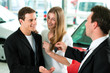 Foto: Car sales - key being given to couple Car sales - key being given to couple