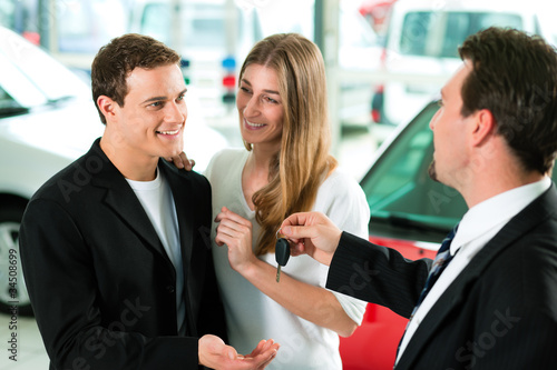 Foto: Car sales - key being given to couple Car sales - key being given to couple