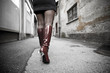 Gambe di ragazza in un vicolo Gambe di ragazza in un vicolo