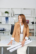 architektin mit bauplänen im büro