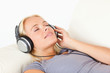 Foto: Gorgeous woman listening to music Gorgeous woman listening to music