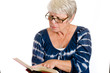 Foto: Mature woman reading a book. Mature woman reading a book.