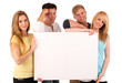 Junge Menschen mit Tafel