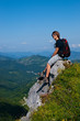 Jeune homme heureux à la montagne