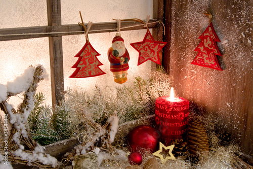 Foto: Dekoriertes Weihnachtsfenster mit Santa Claus Dekoriertes Weihnachtsfenster mit Santa Claus