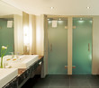 Foto: Badezimmer mit Doppelwaschtisch, Dusch- und WC-Abteil Badezimmer mit Doppelwaschtisch, Dusch- und WC-Abteil