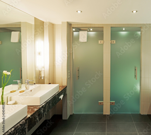 Photo: Badezimmer mit Doppelwaschtisch, Dusch- und WC-Abteil Badezimmer mit Doppelwaschtisch, Dusch- und WC-Abteil
