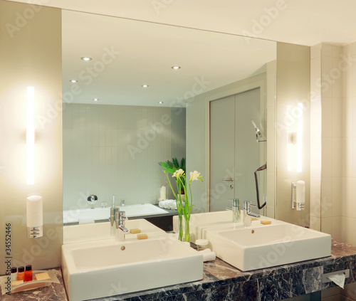 Photo: Doppelwaschtisch im Badezimmer mit grossem Spiegel Doppelwaschtisch im Badezimmer mit grossem Spiegel
