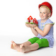 Foto: Cute little girl with helmet dreaming of a new house Cute little girl with helmet dreaming of a new house