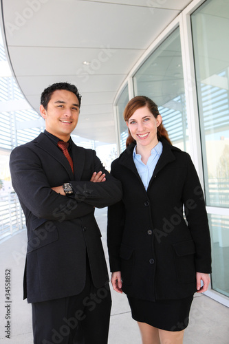 Foto: Attractive Business Team at Office Building Attractive Business Team at Office Building