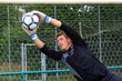 Tormann hält den Ball