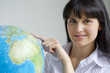 Junge attraktive Frau mit Globus