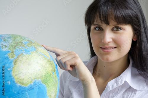 Photo: Junge attraktive Frau mit Globus Junge attraktive Frau mit Globus