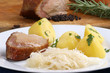 Schweinebraten mit Salzkaroffeln und Sauerkraut Schweinebraten mit Salzkaroffeln und Sauerkraut