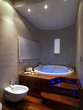 grande vasca da bagno rotonda in bagno moderno