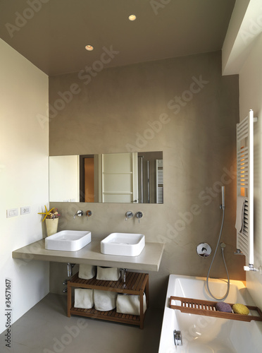 Photo: moderno bagno con due lavabi e vasca da bagno moderno bagno con due lavabi e vasca da bagno