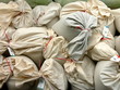 Beige Futtersäcke mit roter Kordel verschnürt für die Viehzucht