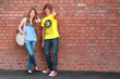 Foto: Zwei Teens an der Mauer 140811 Zwei Teens an der Mauer 140811