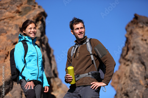 Foto: Young couple hiking Young couple hiking