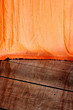 Rideau orange sur parquet
