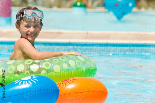 Foto: Happy young boy in pool Happy young boy in pool