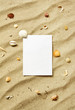 Karte auf Sand mit Muscheln