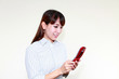 携帯電話を確認する笑顔の女性