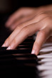 Les doigts sur les touches du piano