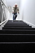 Foto: Senior mit Krücken auf einer Treppe Senior mit Krücken auf einer Treppe