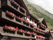 Chalet fleuri dans la rue principale de Zermatt