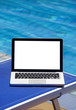 Foto: Laptop by swimming pool and tropical vacation resort Laptop by swimming pool and tropical vacation resort