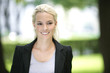 junge Frau im Park