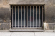 Foto: Fenstergitter in Sandsteinwand Fenstergitter in Sandsteinwand