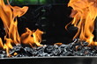 Holzkohle Grill mit Flammen