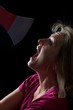 Schreiende Frau mit Angst vor Axt