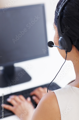 Foto: Female call center representative working Female call center representative working