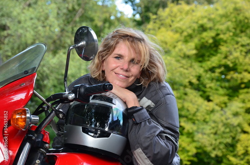Photo: Blonde Frau mit Motorrad Blonde Frau mit Motorrad