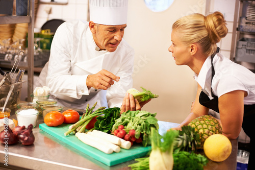 Foto: Chef giving cooking lessons to trainee Chef giving cooking lessons to trainee