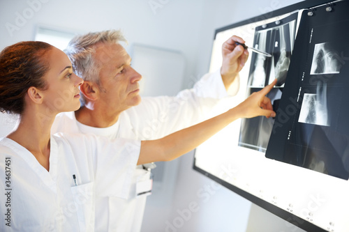 Foto: Two medics discussing x-ray results Two medics discussing x-ray results