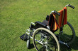Foto: empty wheelchair over green grass empty wheelchair over green grass