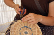 Une femme et la fabrication d un panier