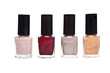 Cuatro colores diferentes de laca de uñas en fondo blanco