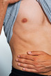 Mann hält sich den Bauch vor Schmerz