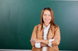 lächelnde lehrerin mit verschränkten armen