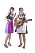 Frau spielt gitarre,
