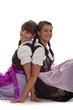 Foto: Frauen in Tracht sitzen auf dem Boden, Frauen in Tracht sitzen auf dem Boden,